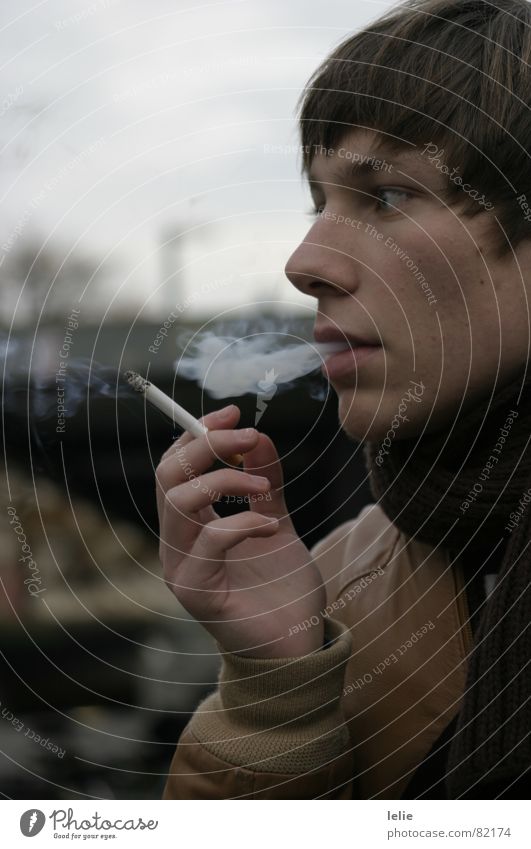 cigarette. Zigarette Körperhaltung kalt Herbst Mann grau braun Schal Jacke Hand Rauch Mensch Bahnhof Haare & Frisuren Nase Gesicht Blick industire Rauchen