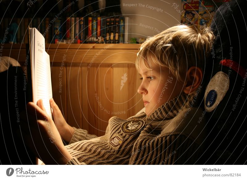 Leseratte Literatur Buch Kind Freizeit & Hobby üben lesen fleißig Licht Lampe Spielzeug kennenlernen Printmedien Hausaufgabe Erzählung Junge Schule Elektrizität