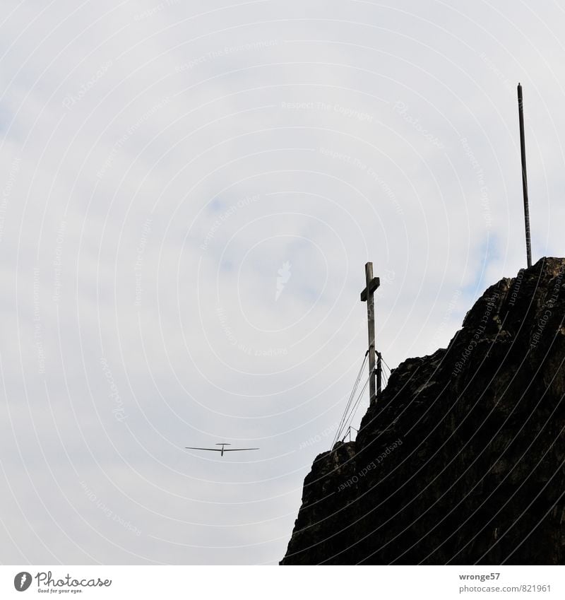 fliegen | Überflieger Freizeit & Hobby Segelfliegen Abenteuer Luftverkehr Flugzeug Segelflugzeug hoch grau schwarz Felsen Berge u. Gebirge Gipfelkreuz Himmel