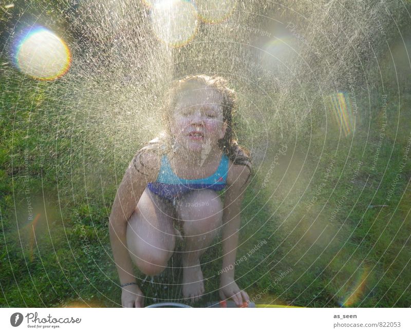 Abkühlung Mädchen Kindheit Leben 8-13 Jahre Umwelt Sommer Schönes Wetter Garten Wasser genießen nass Freude Lebensfreude Lust Natur spritzen Wassertropfen