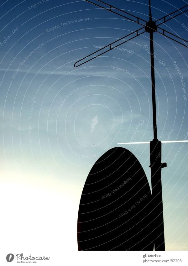 on air Flugzeug Schleier Satellitenantenne Sendemast Antenne Sommer Fernseher Fee Radio Elektrisches Gerät Technik & Technologie Himmel blau