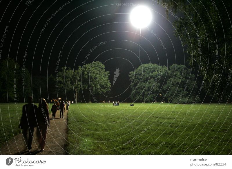 Der Mond ist aufgegangen Nachtwanderung Potsdam Park Kunstlicht Veranstaltung ruhig Licht Sichelmond Kinelicht Mondsucht Schlössernacht Gewerbepark Spaziergang