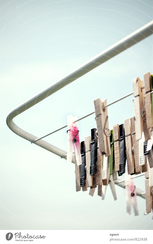 Klammer auf a + b Klammer zu Wäscheklammern Wäscheständer Wäscheleine trocknen hängen Sauberkeit Ordnungsliebe Reinlichkeit Perspektive Farbfoto Außenaufnahme