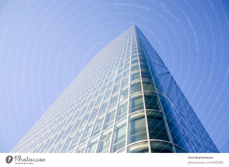 skyscraper Hochhaus München Fassade neu Fensterscheibe modern munich blau Himmel Glas neuzeitlich