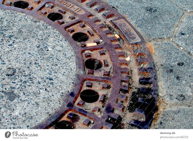gulli Gully Untergrund Kanalisation wichtig Abwasser obskur trist