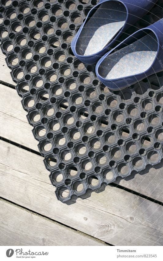 Wir müssen draußen bleiben. Ferien & Urlaub & Reisen Dänemark Terrasse Schuhe Clogs Fußmatte Holzfußboden Kunststoff Linie einfach blau grau Gefühle Muster Loch