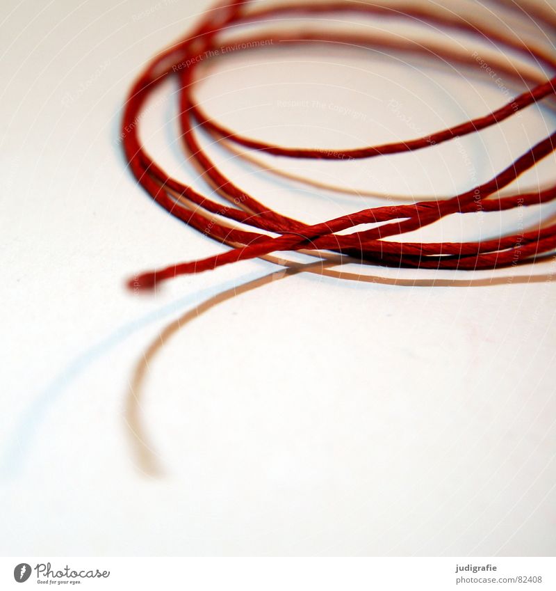Roter Faden durcheinander rot Unschärfe Knoten verwickeln Faden verlieren Faser unklar Makroaufnahme Nahaufnahme Konzentration Handwerk Nähgarn Schnur liegen
