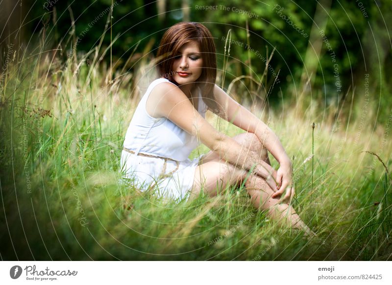 Wiese feminin Junge Frau Jugendliche 1 Mensch 18-30 Jahre Erwachsene Umwelt Natur Landschaft Sommer Schönes Wetter Gras Garten schön natürlich sitzen Farbfoto