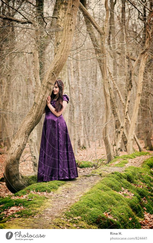 Erwartung Junge Frau Jugendliche 18-30 Jahre Erwachsene Umwelt Natur Winter Baum Moos Wald Wege & Pfade Bekleidung Kleid brünett langhaarig beobachten Lächeln