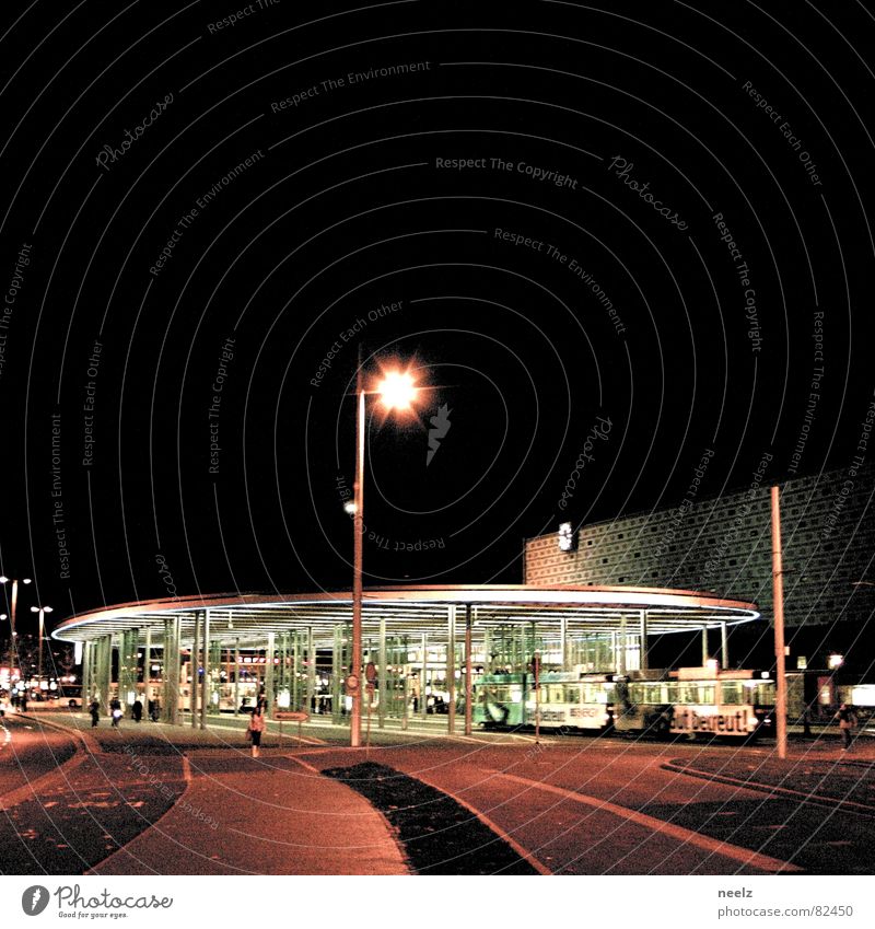 rauschende nacht Braunschweig Nacht dunkel Stadt Lampe Laterne Station Licht Hauptstadt Bahnhof Verkehrswege Stadtteil Straßenbeleuchtung Laternenpfahl