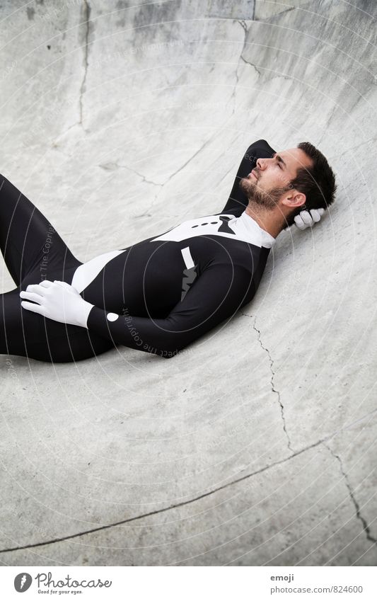 black&white maskulin Junger Mann Jugendliche 1 Mensch 18-30 Jahre Erwachsene Anzug außergewöhnlich Kostüm Gedeckte Farben Außenaufnahme Tag Oberkörper Profil