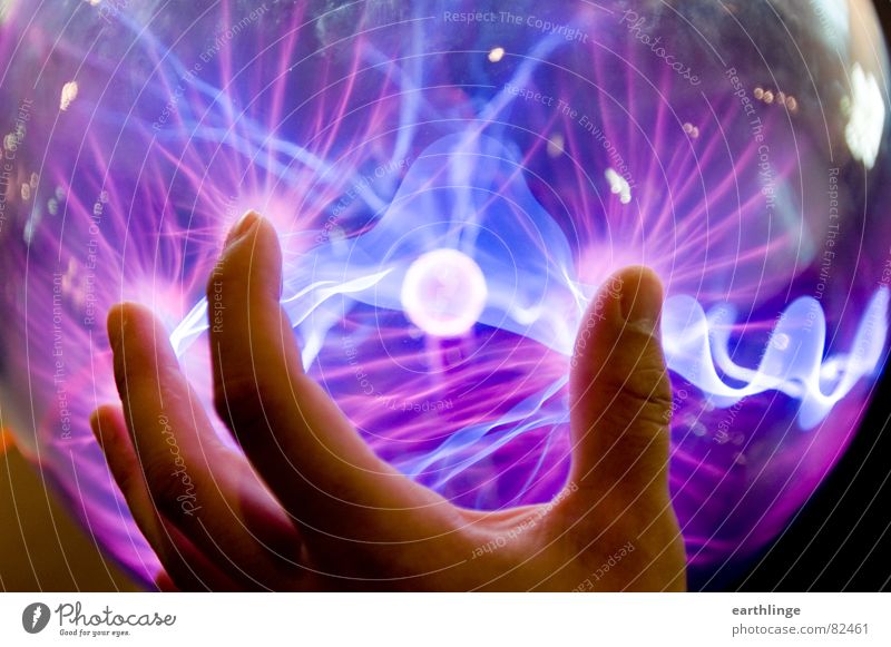 Handspannung Querformat Farbfoto violett gefährlich Blitze berühren entladen Finger gefangen Glaskugel Erfindung Wissenschaften Kraft Macht Urkraft
