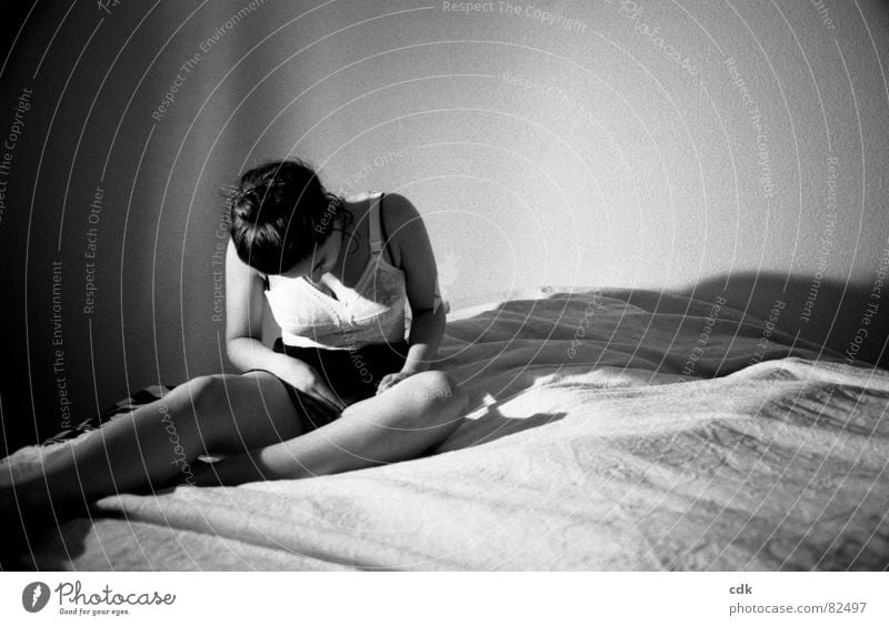 Bettszene Frau Doppelbett Raum Wand Unterwäsche BH Nackte Haut Licht berühren Erotik Einsamkeit gemütlich zeitlos retro Körperhaltung träumen Schwarzweißfoto