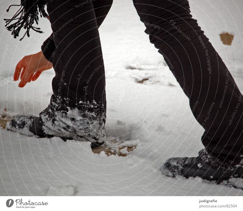 Schnee Frau Hand Schal Stiefel Hose schwarz Junge Frau Bekleidung Physik kalt Schuhe Freude Winter Jugendliche Beine fangen schreiten Wärme Fuß Tuch Franse