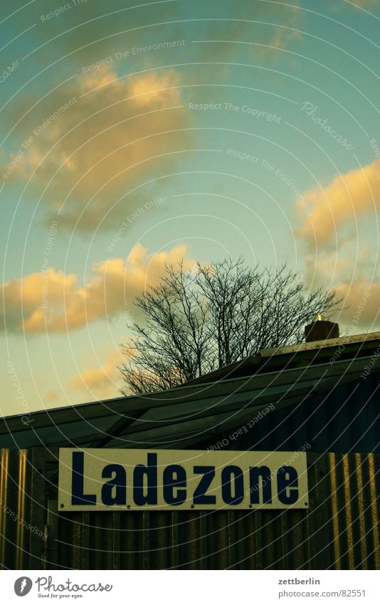 Ladezone Beschriftung Kumulus Baracke Garage Lagerhalle Orientierung Baum Wolken Fundament Planet Hinweisschild Industrie Verkehr ladezone Stützpunkt