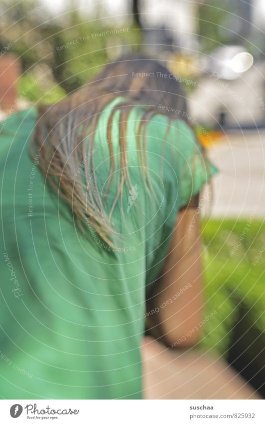 abgewendet feminin Kind Mädchen Haare & Frisuren 1 Mensch 8-13 Jahre Kindheit brünett langhaarig grün Rücken Haarsträhne Farbfoto Gedeckte Farben Außenaufnahme
