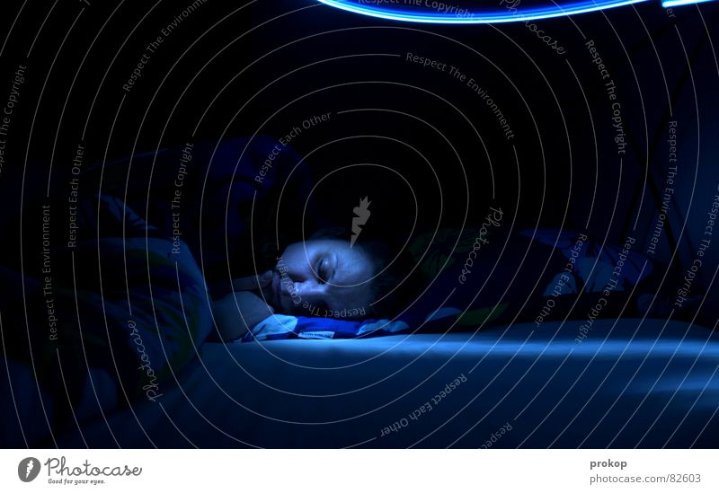 Sie kommen geschlossene Augen Warnleuchte Nacht dunkel außerirdisch Frau Freak Panik Area 51 Bett Kissen Lichtspiel Lampe Laser Lasershow schlafen Angst ruhig
