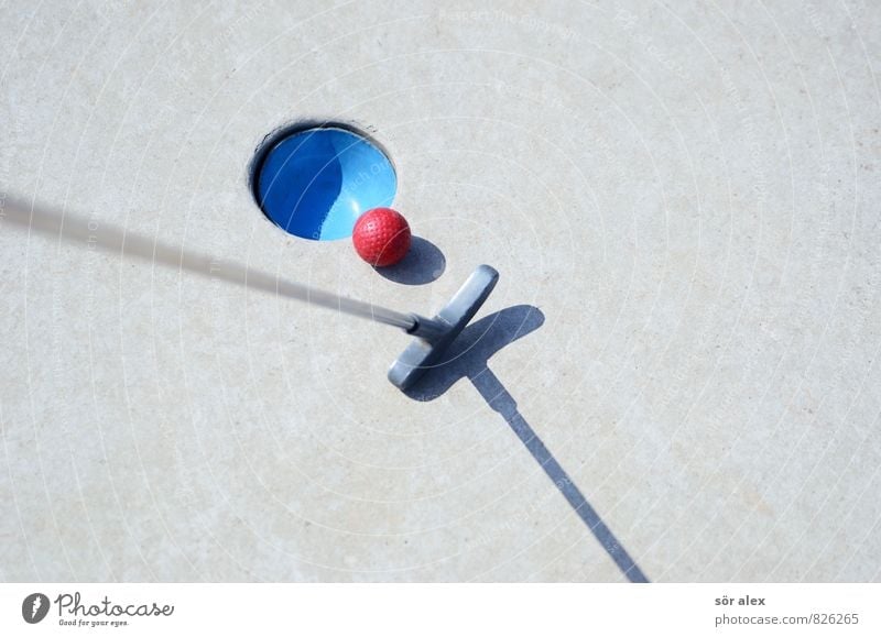 Schattenspiel Golf Minigolf Minigolfschläger Golfball golfbahn Karriere Erfolg Spielen Sport blau grau rot Genauigkeit Konkurrenz Konzentration Leistung