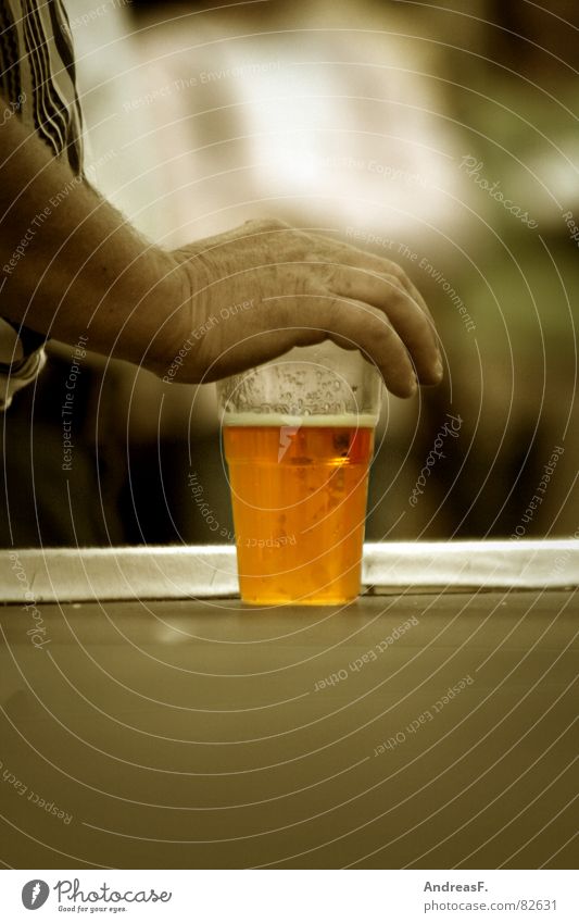 ...meins! Hopfen Bierkrug Hand Becher Getränk Erfrischung kalt Mann maskulin Bierbauch Sommer Jahrmarkt Bierglas Gerste Cola trinken retten bewachen Kontrolle