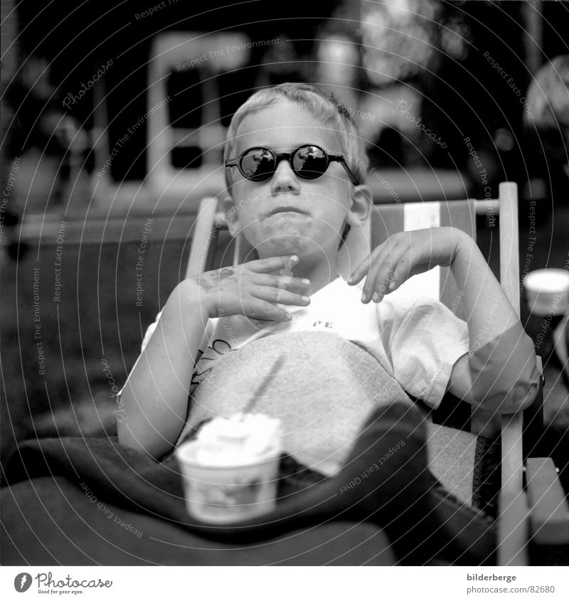 David`s trost pause Schwarzweißfoto Porträt Freude Garten Feste & Feiern Kindergarten Junge Nase Mund Eis Frost Sonnenbrille beobachten weinen grau schwarz