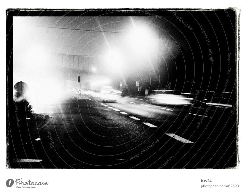 Rush Hour Berufsverkehr Verkehr Autobahn Asphalt Nacht Morgen dunkel Licht schwarz Verkehrsmittel Verkehrswege Fahrzeug Reflexion & Spiegelung Straßenbelag