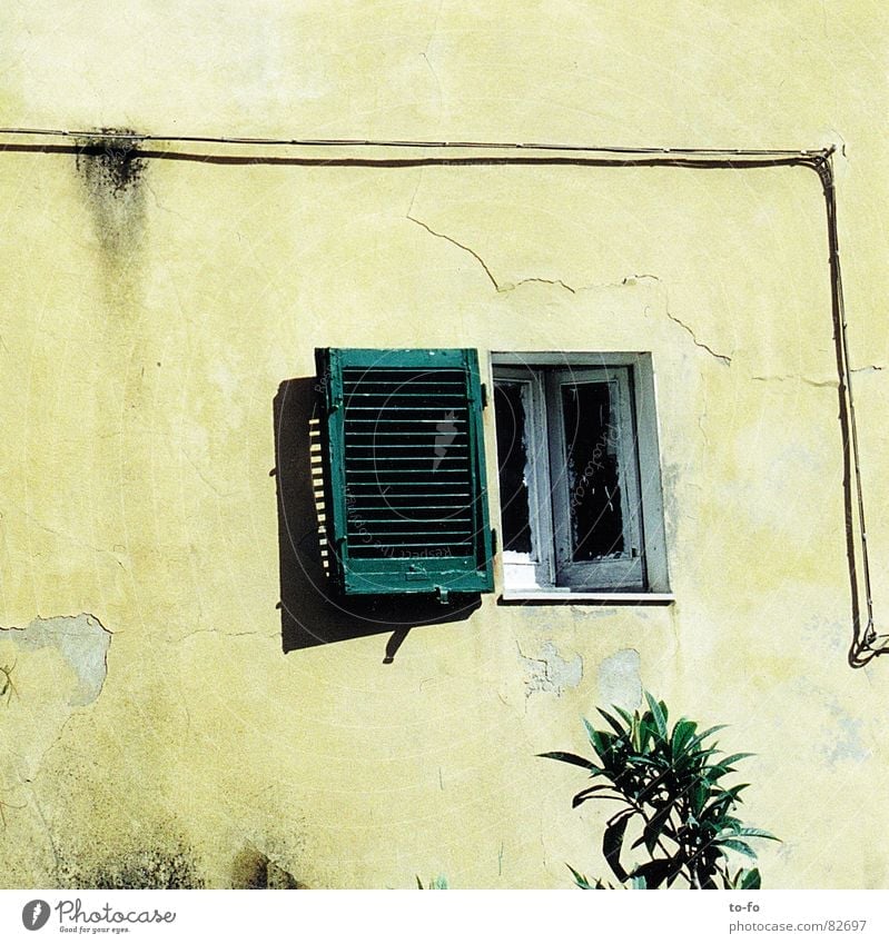 sommerloch Sommer Italien Toskana Ferien & Urlaub & Reisen Fenster Fensterladen heiß offen Sommerloch Kabel Leitung kabelführung window