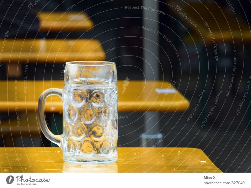 leer zapft is Getränk Alkohol Bier Glas Veranstaltung Restaurant ausgehen Feste & Feiern trinken Oktoberfest Jahrmarkt Hemmungslosigkeit Alkoholsucht Bierbank