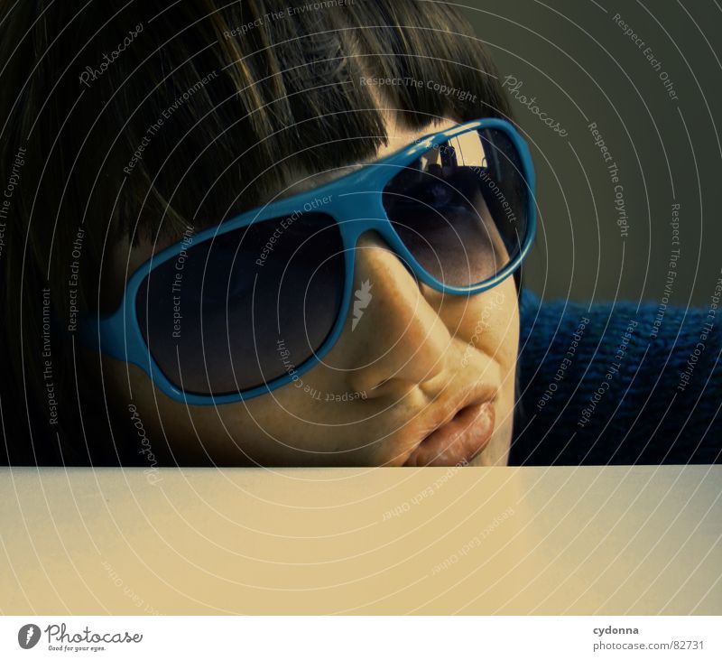 Selbstauslöser gefunden! I Sonnenbrille Pornobrille dunkel Glas Stil Brille Coolness Gefühle Tisch Frau drücken liegen Haare & Frisuren Accessoire entdecken