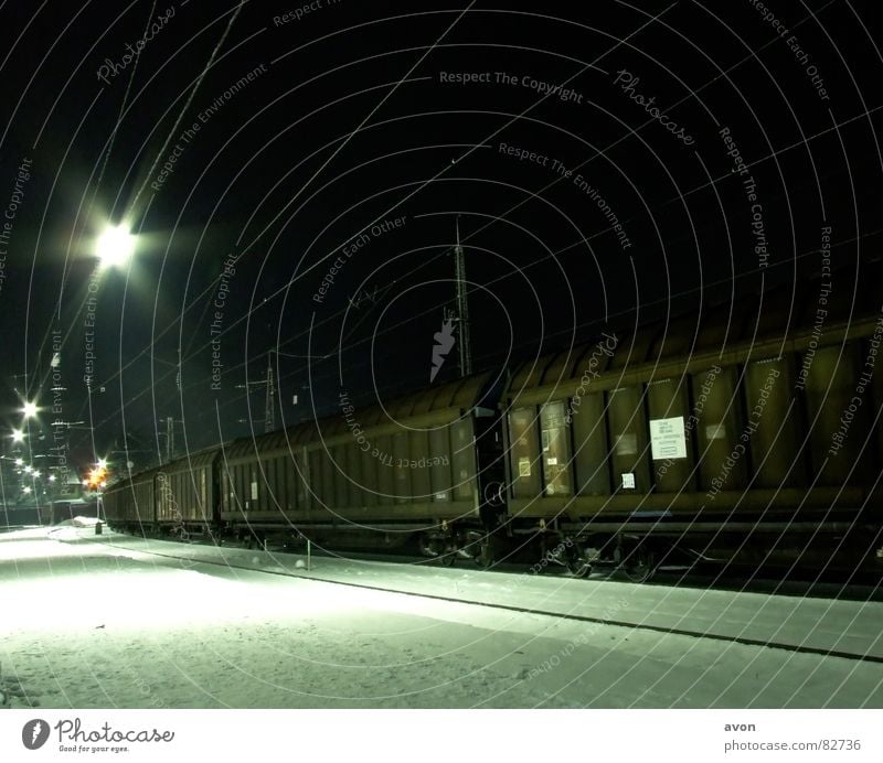 Einsame Fracht Eisenbahn Gleise Nacht Station Bahnhof D-Zug Sonderzug Schnee wagon kontainer Kabel snow