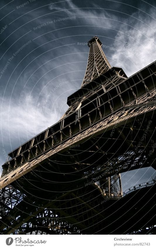 Keine Angst vor Höhe Paris Wolken Stahl Wahrzeichen Kunst dunkel aufregend beängstigend unheimlich Stimmung Tourist Tourismus Froschperspektive Nacht