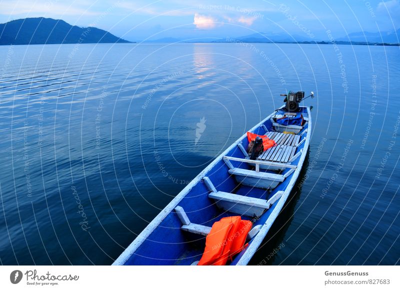 Weite des blauen Sees Umwelt Natur Landschaft Urelemente Wasser Wolken Sommer Klima Berge u. Gebirge Seeufer Nam Ngum Laos Asien Schifffahrt Bootsfahrt