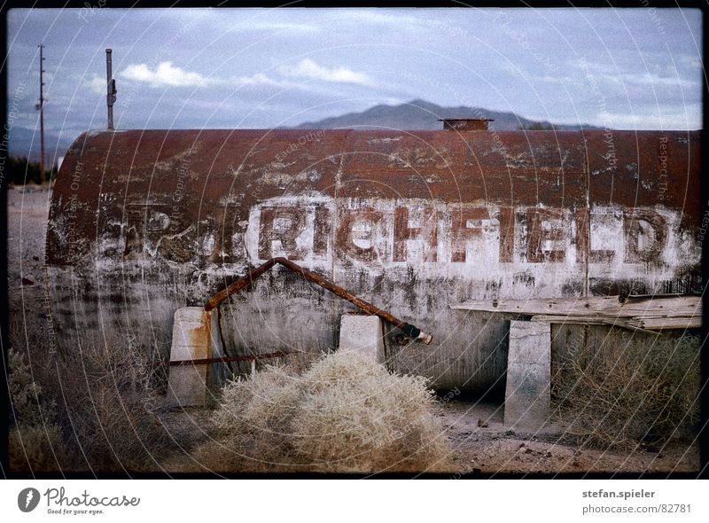 verlassen Einsamkeit abgelegen Geisterstadt Kalifornien veraltet kaputt Rost trocken Ödland Menschenleer Abend Schrott Dürre Wüste Tank überholt dünn