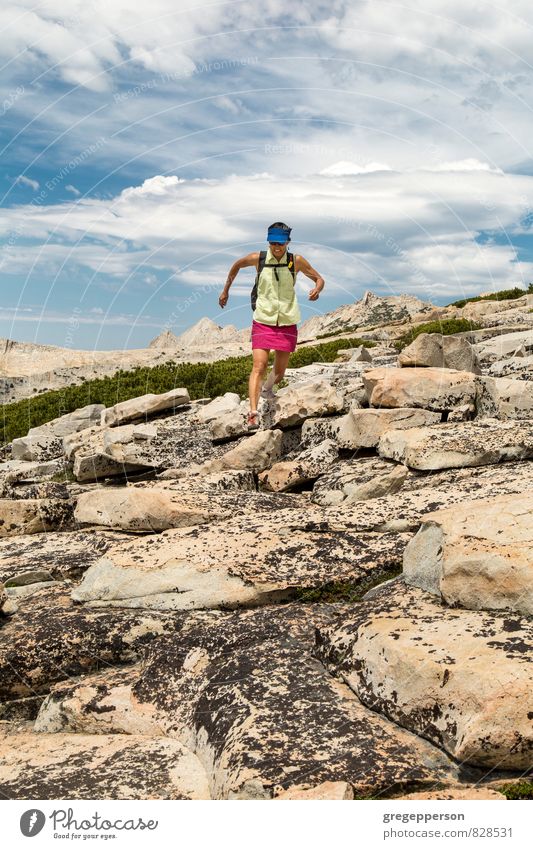 Wanderer in der Yosemite Wildnis. Abenteuer Berge u. Gebirge wandern Klettern Bergsteigen Frau Erwachsene 1 Mensch Wolken rennen selbstbewußt Tatkraft
