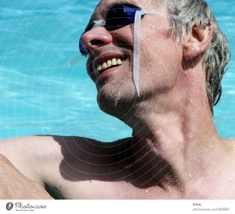 Cool im Pool - IV Sonnenaufgang Sonnenuntergang Oberkörper Freude Gesicht Wohlgefühl Schwimmen & Baden Sommer Sonnenbad Schwimmbad Mann Erwachsene Ohr Nase