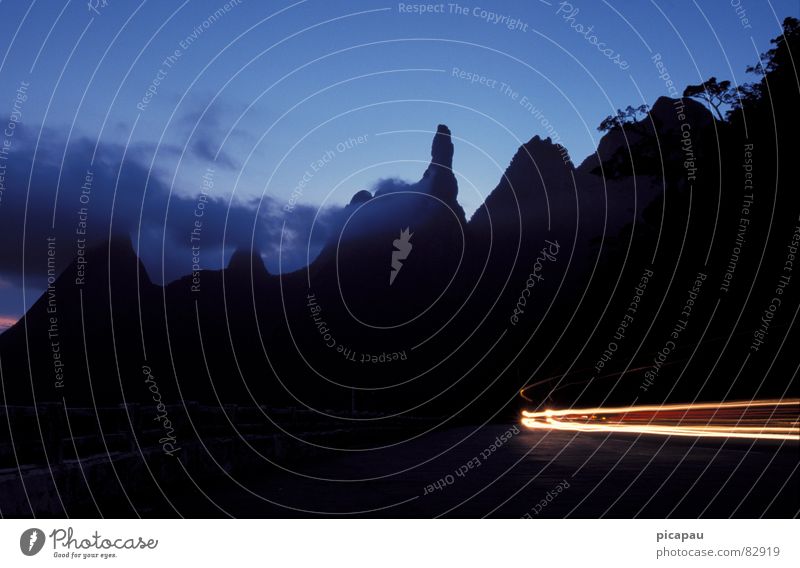 Der Finger Gottes Leuchtspur schwarz Dämmerung Urwald Wolken Silhouette Bergkette Abend Umrisslinie Scheinwerfer Licht Berge u. Gebirge Langzeitbelichtung blau