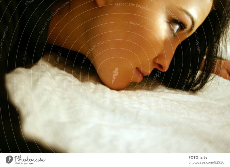 Profil, Baby! Profil... Bett Mensch Frau Erwachsene Auge atmen genießen liegen Bettwäsche beruhigend schimmern Silhouette Sonnenaufgang Sonnenuntergang Porträt