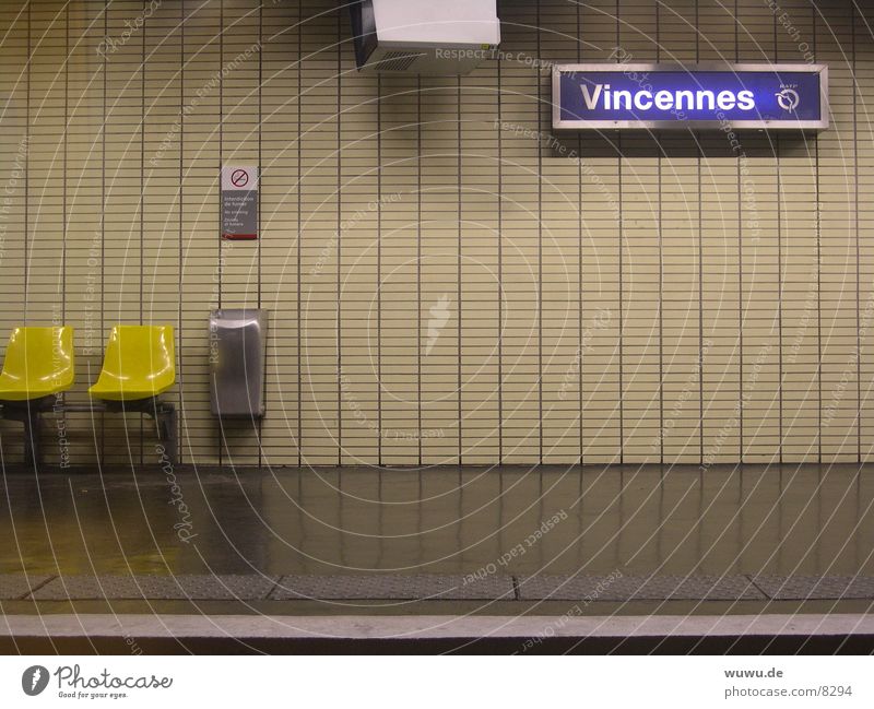 Vincennes Paris U-Bahn Frankreich Bahnsteig beige Neonlicht leer Nacht Verkehr RER Abend