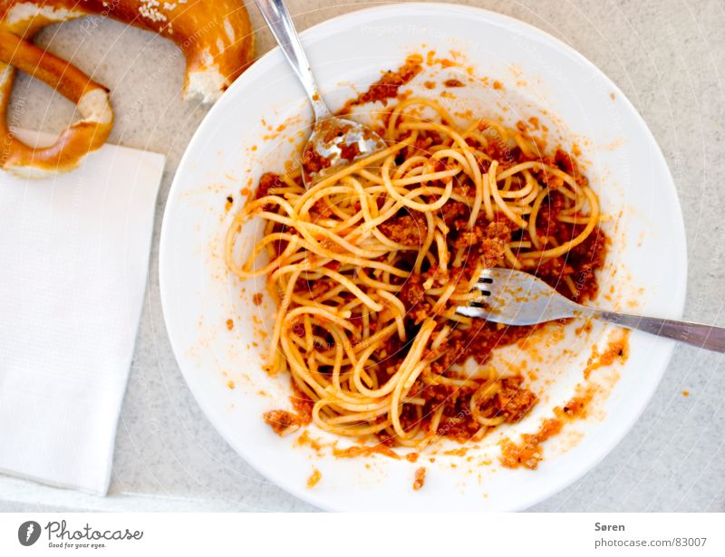nicht Pizza! Brezel Kalorie Bolognese Nudeln Spaghetti Fleisch Saucen Italien Teller Ernährung Serviette Festessen Mahlzeit Mittag Pause Futter durcheinander