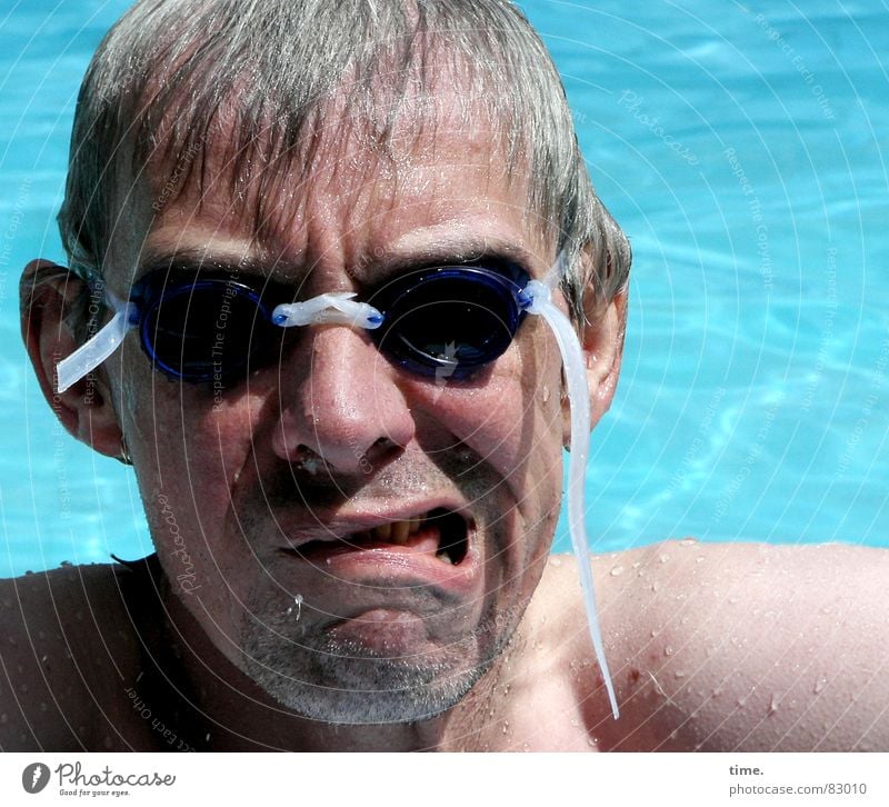 Cool im Pool - VI Sonnenaufgang Sonnenuntergang Oberkörper Freude Gesicht Wohlgefühl Schwimmen & Baden Sommer Sonnenbad Wassersport Schwimmbad Mann Erwachsene