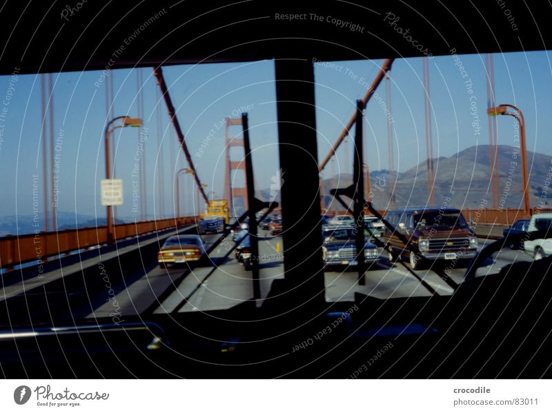 golden gate monumental See Kalifornien fahren Sehnsucht Fenster Eisen Stahl Amerika Meer Küste Überqueren San Francisco USA Baustahl Bus Brückenpfeiler trampen