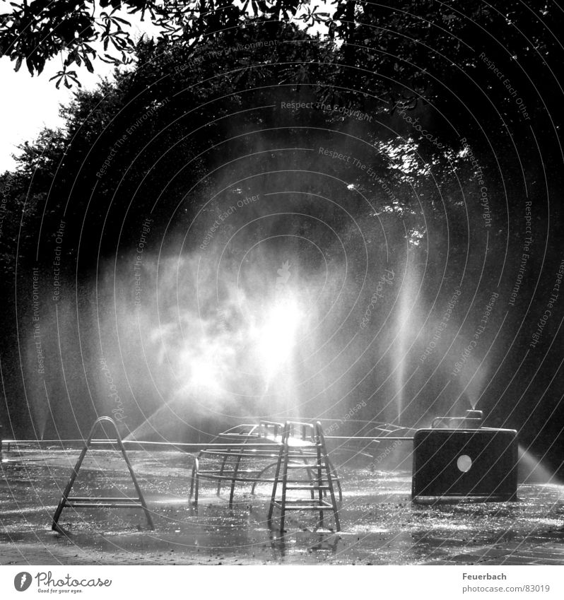 Wasserspielplatz_02 Schwarzweißfoto Außenaufnahme Menschenleer Licht Schatten Kontrast Reflexion & Spiegelung Sommer Nebel Wärme Stadt Spielplatz Spielzeug