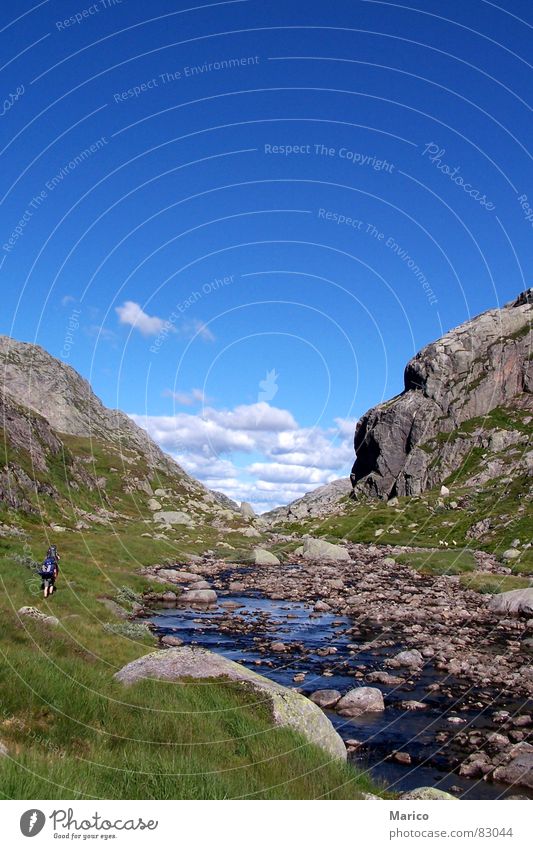 Norwegen Wanderung Bach Stein Skandinavien wandern Rucksack Berge u. Gebirge Himmel Felsen