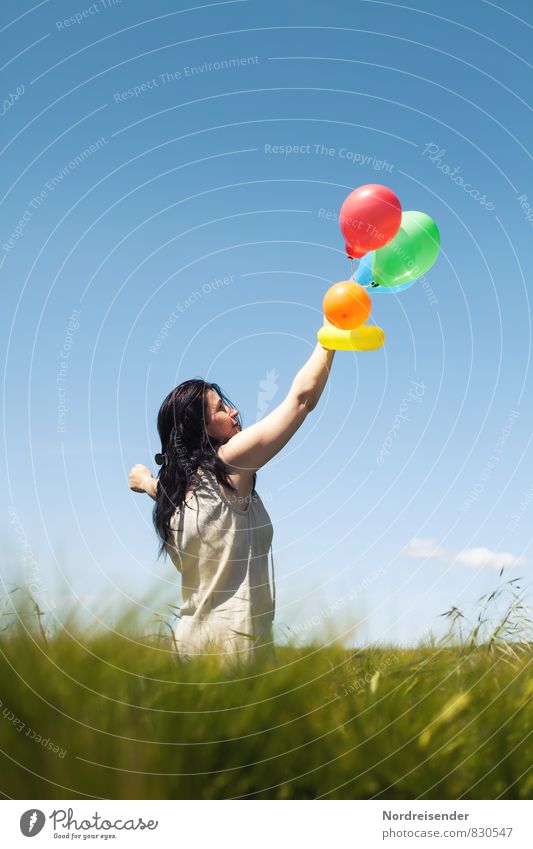 Junge Frau mit Luftballons in einem sommerlichen Feld Lifestyle harmonisch Spielen Sommer Mensch feminin Erwachsene 1 Natur Wolkenloser Himmel Schönes Wetter