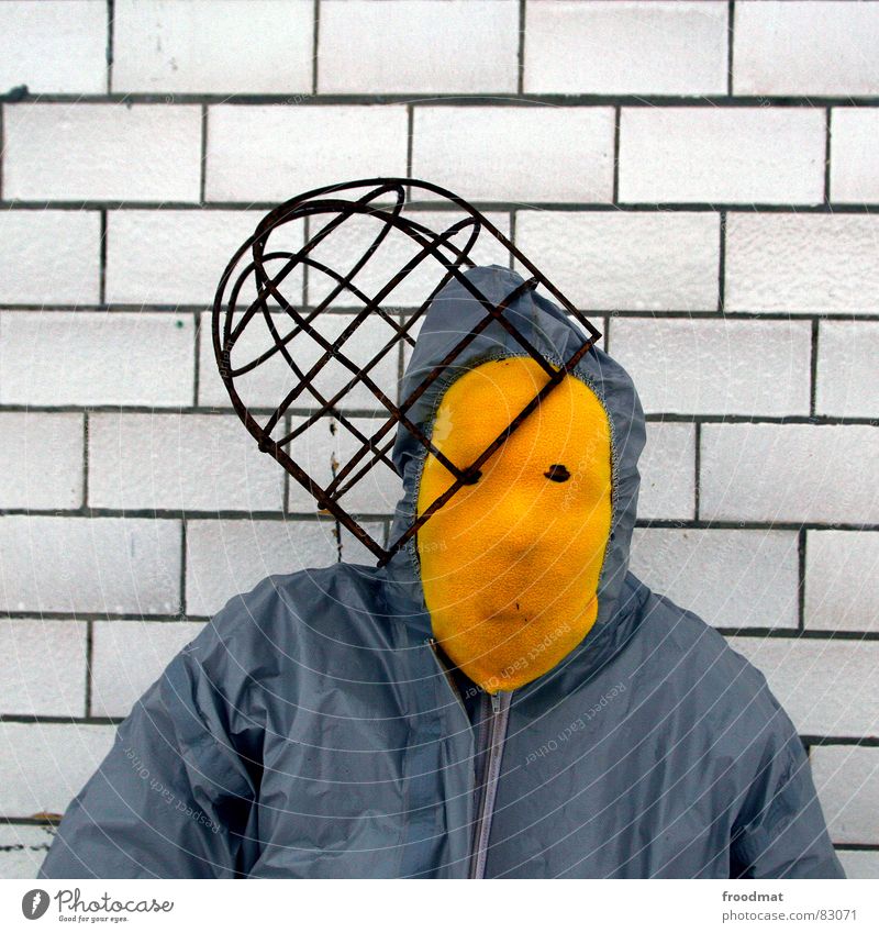 grau™ - mit hut gelb grau-gelb Anzug rot Gummi Kunst dumm sinnlos ungefährlich verrückt lustig Freude Quadrat Kunsthandwerk froodmat Maske Surrealismus abstrakt