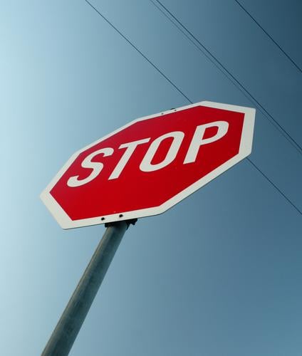 STOP Stoppschild blockieren stoppen Verkehrsschild Straßennamenschild fahren KFZ rot gefährlich Straßenverkehr Fahrschule Führerschein Autofahrer Halt