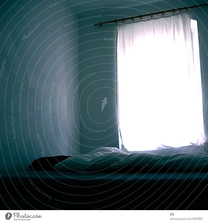 Schlafzimmer (Gemütlich sein) schlafen Bett Vorhang Bettdecke Kissen Doppelbett aufstehen gemütlich Physik leer kalt ungemütlich Wand klein Raum wach Decke