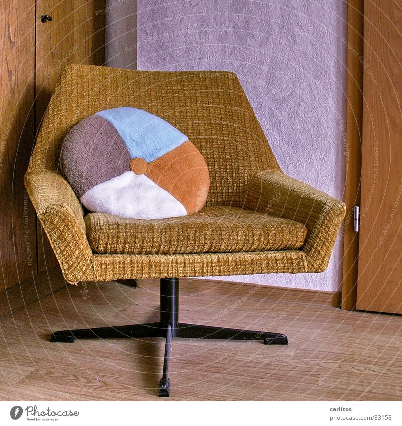 Der Sessel zum Thema Laminat Kissen rund Sechziger Jahre Siebziger Jahre Curry Muster Plüsch verrückt Kitsch geschmacklos Möbel Häusliches Leben schön