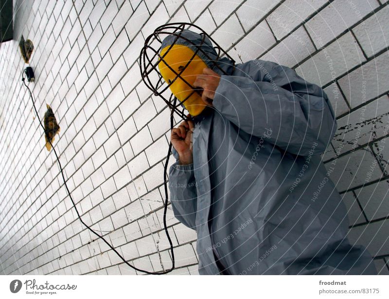 grau™ - electroshock blues gelb grau-gelb Anzug rot Gummi Kunst dumm sinnlos ungefährlich verrückt lustig Freude elektronisch Elektrizität Wand diagonal