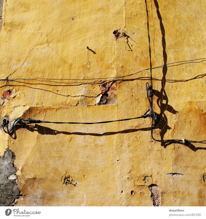 die sonne brennt Kabel Sand Mauer Wand Stein historisch gelb Mörtel Elektrizität porös Draht Putz ausgebleicht Schraube beige verdunkeln Split antik Altertum