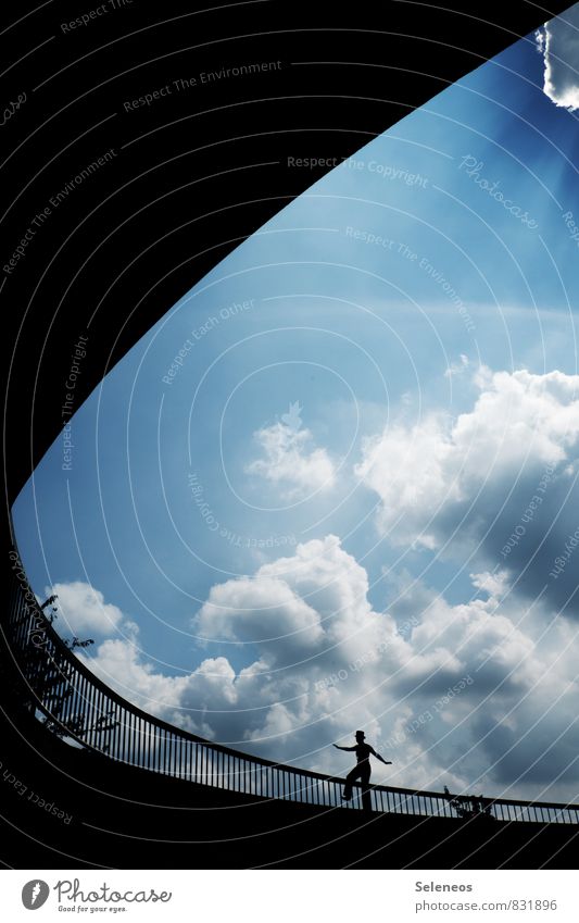 Gratwanderung 1 Mensch Himmel Wolken Sonne frei Höhenangst Mut Treppengeländer Brückengeländer Farbfoto Außenaufnahme Tag Licht Kontrast Lichterscheinung